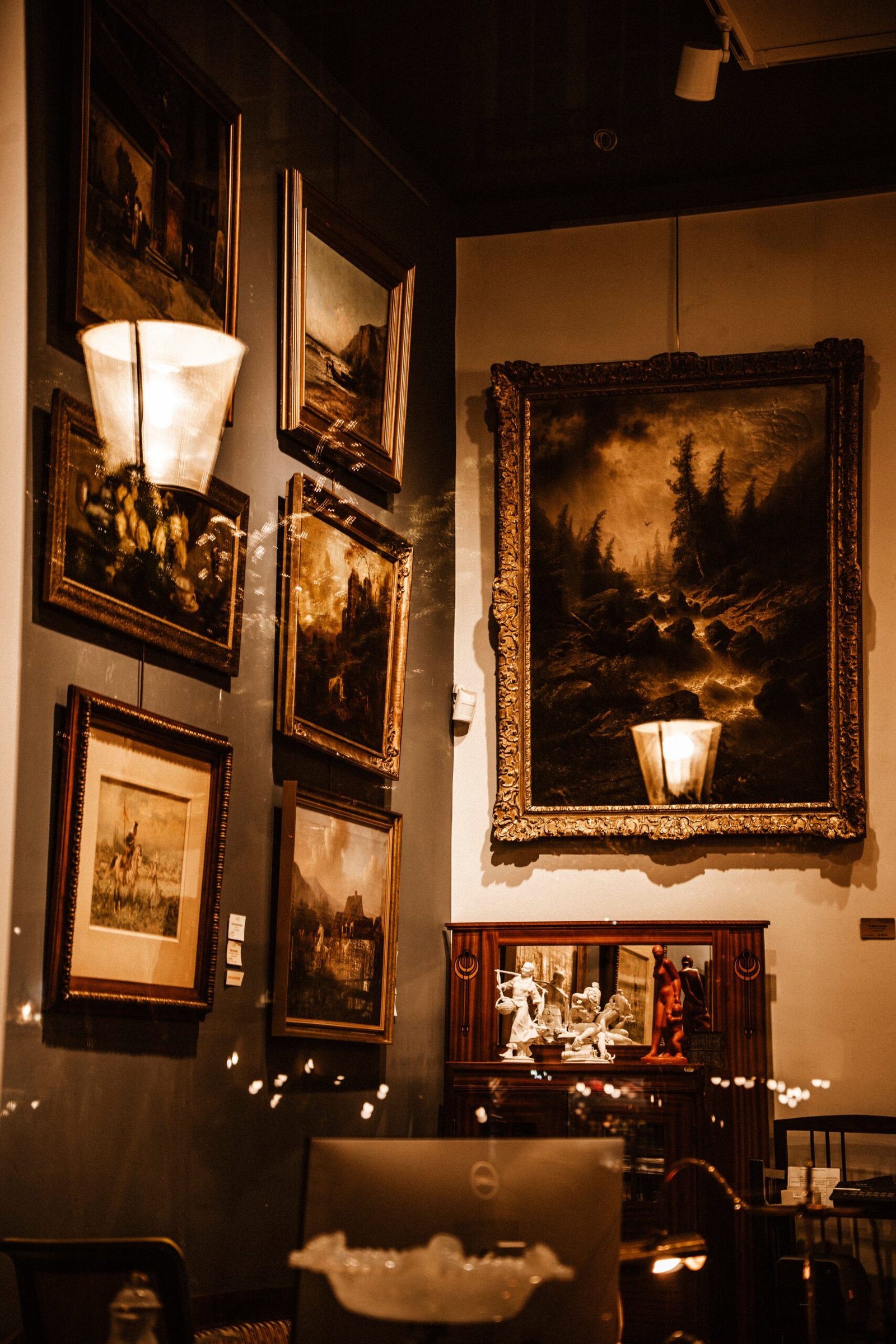 WALL ART & GALLERY